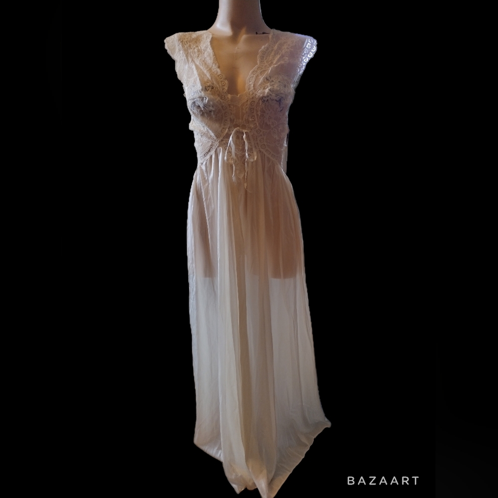 Gorgeous vintage 80s creame white Olga nightgown with tags never worn size med